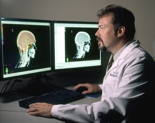 Doctor_review_brain_images